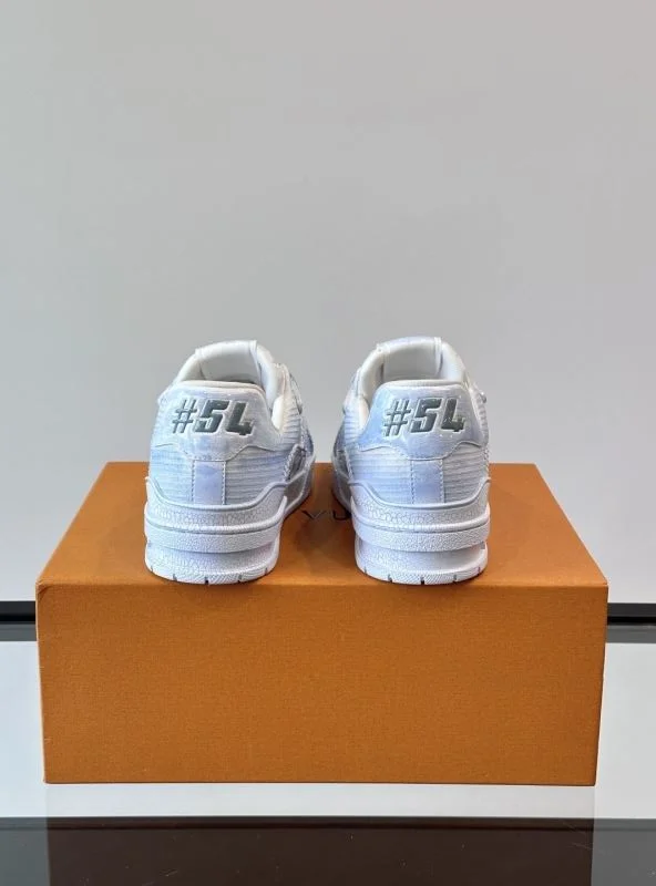 Timeless Louis Vuitton Trainer Sneaker 32520