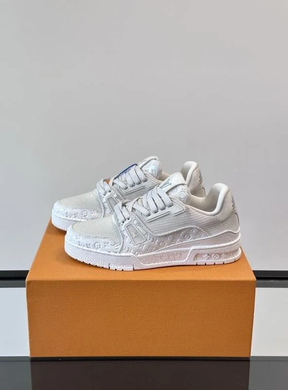 Casual Louis Vuitton Trainer Sneaker 32502