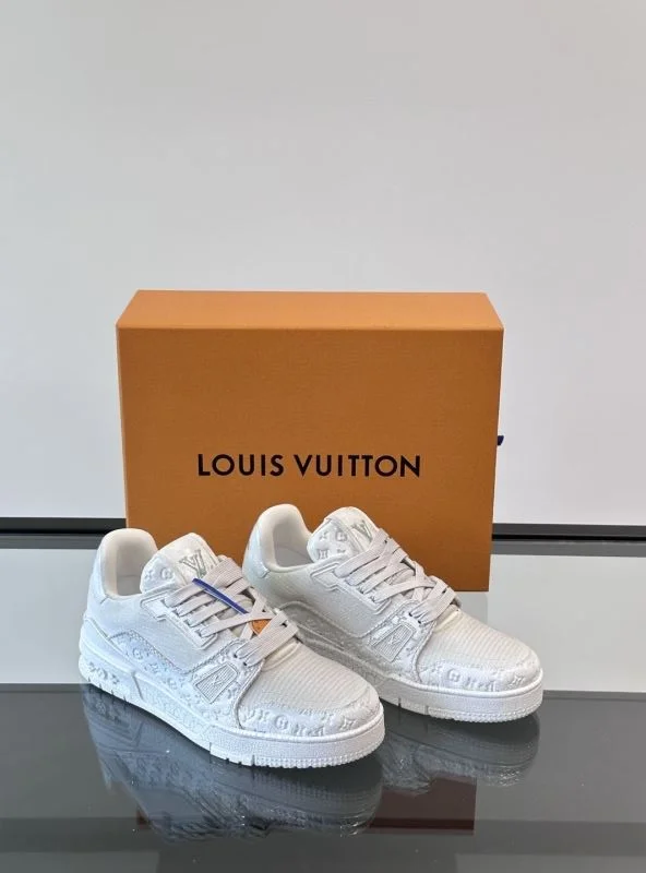 Casual Louis Vuitton Trainer Sneaker 32502