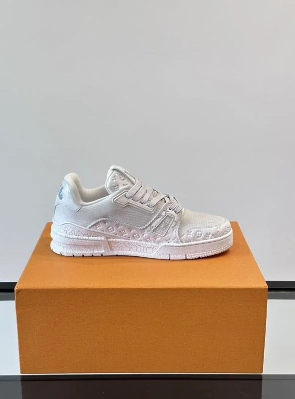 Casual Louis Vuitton Trainer Sneaker 32502