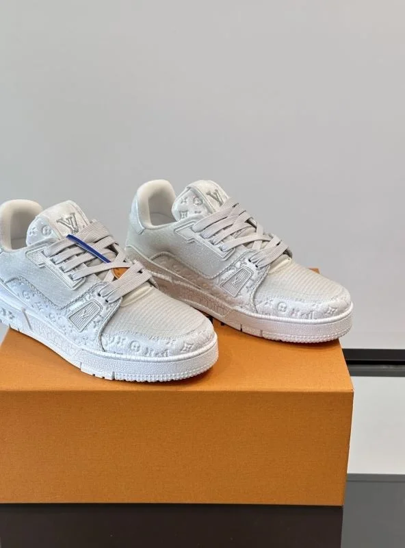 Casual Louis Vuitton Trainer Sneaker 32502