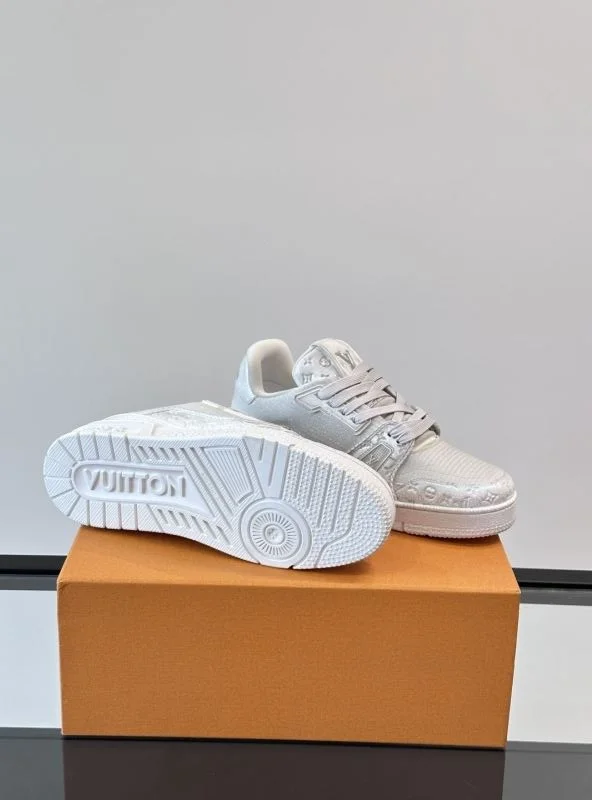 Casual Louis Vuitton Trainer Sneaker 32502