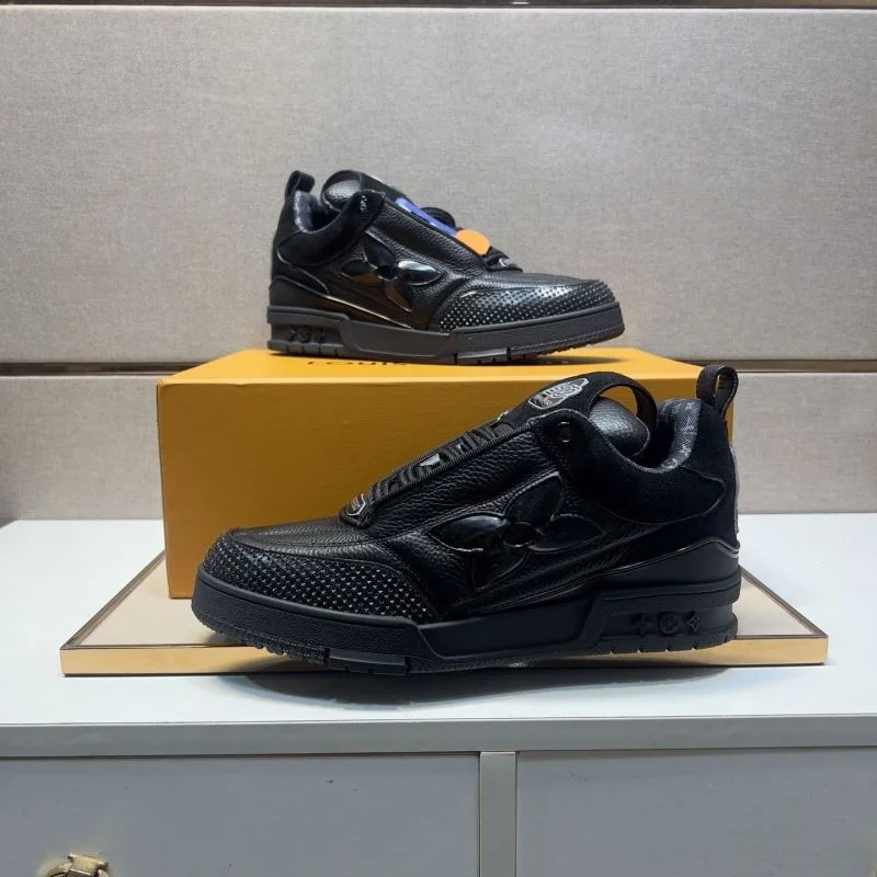 Sleek Louis Vuitton Trainer Sneaker 32495