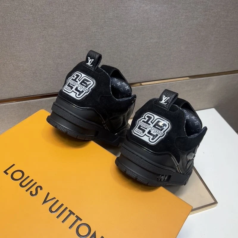 Sleek Louis Vuitton Trainer Sneaker 32495