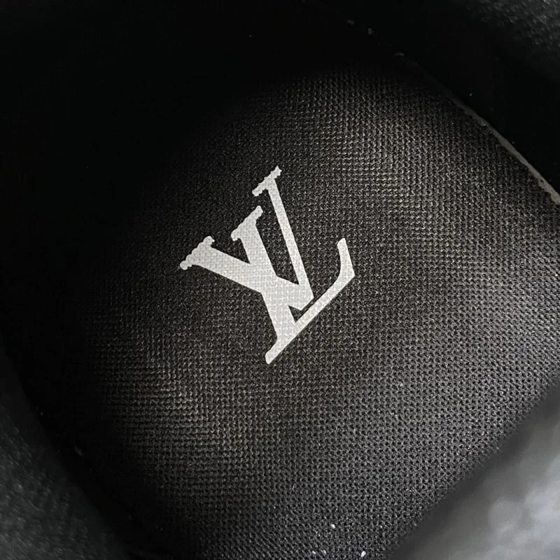 MultiPurpose Louis Vuitton Trainer Sneaker 32478