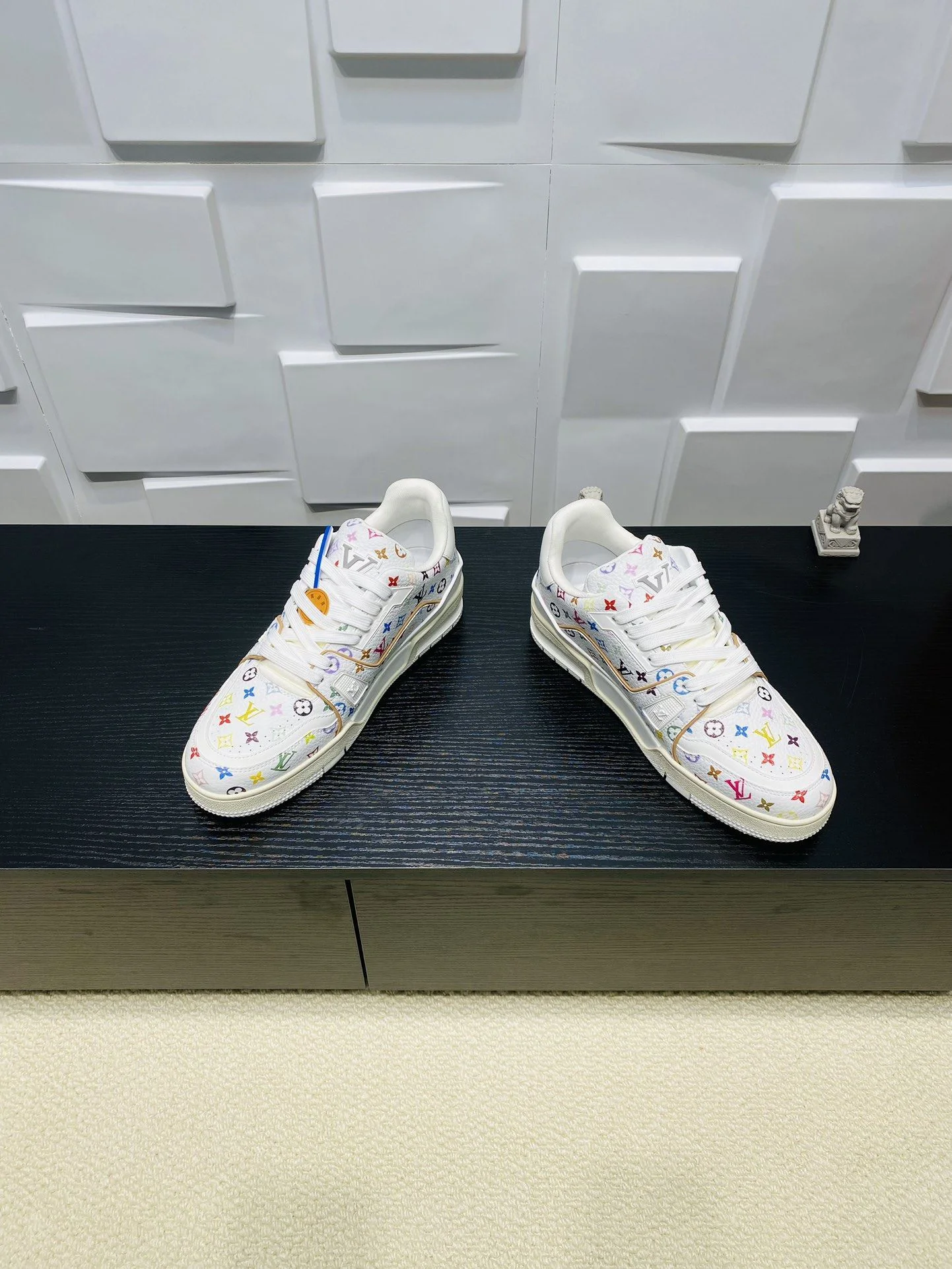 Louis Vuitton Trainer Sneaker Vibrant 31024
