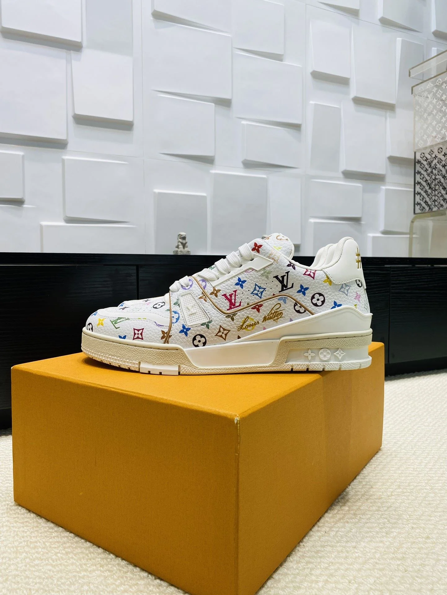 Louis Vuitton Trainer Sneaker Vibrant 31024