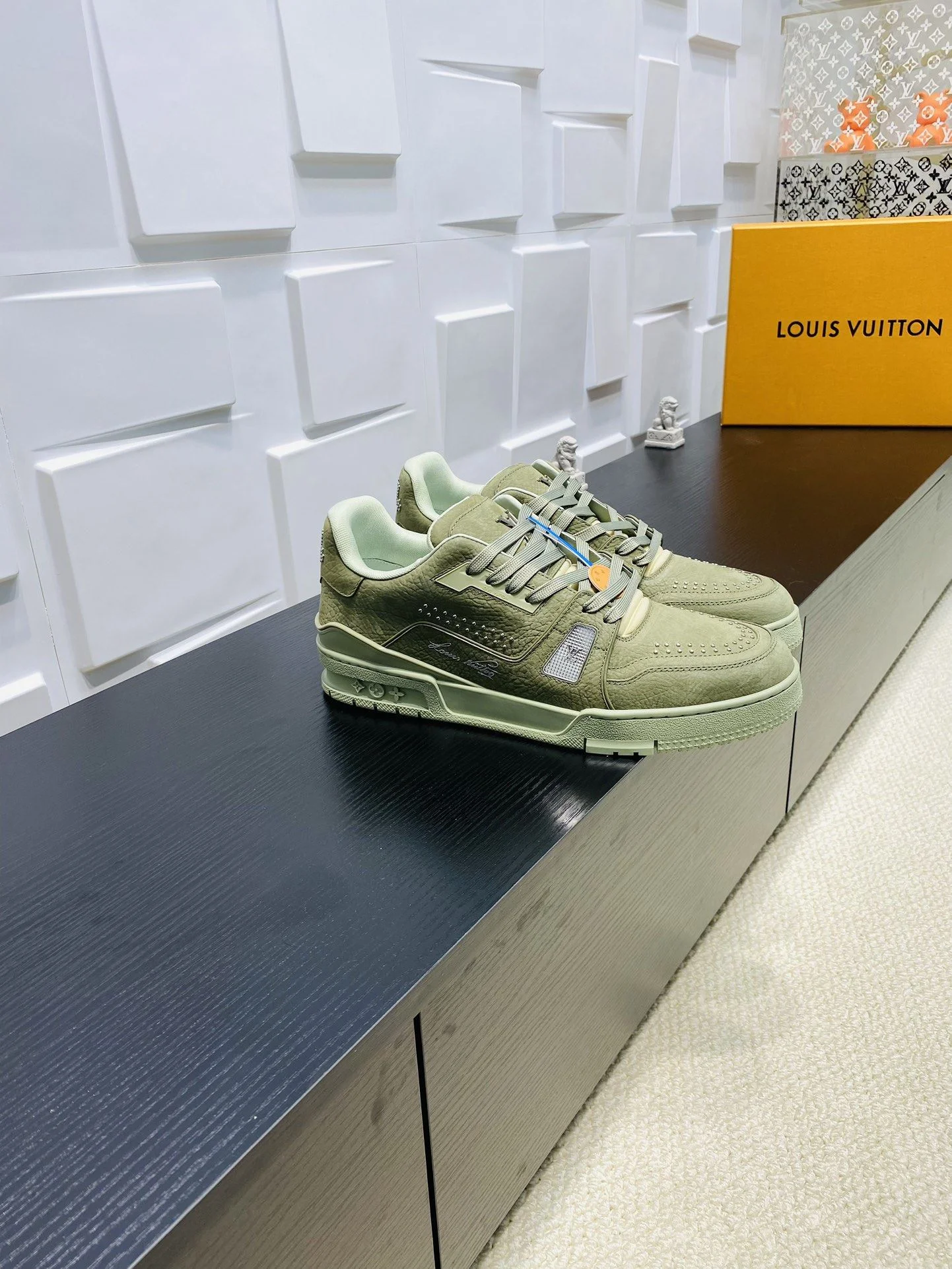 SmoothTexture Louis Vuitton Trainer Sneaker 30996