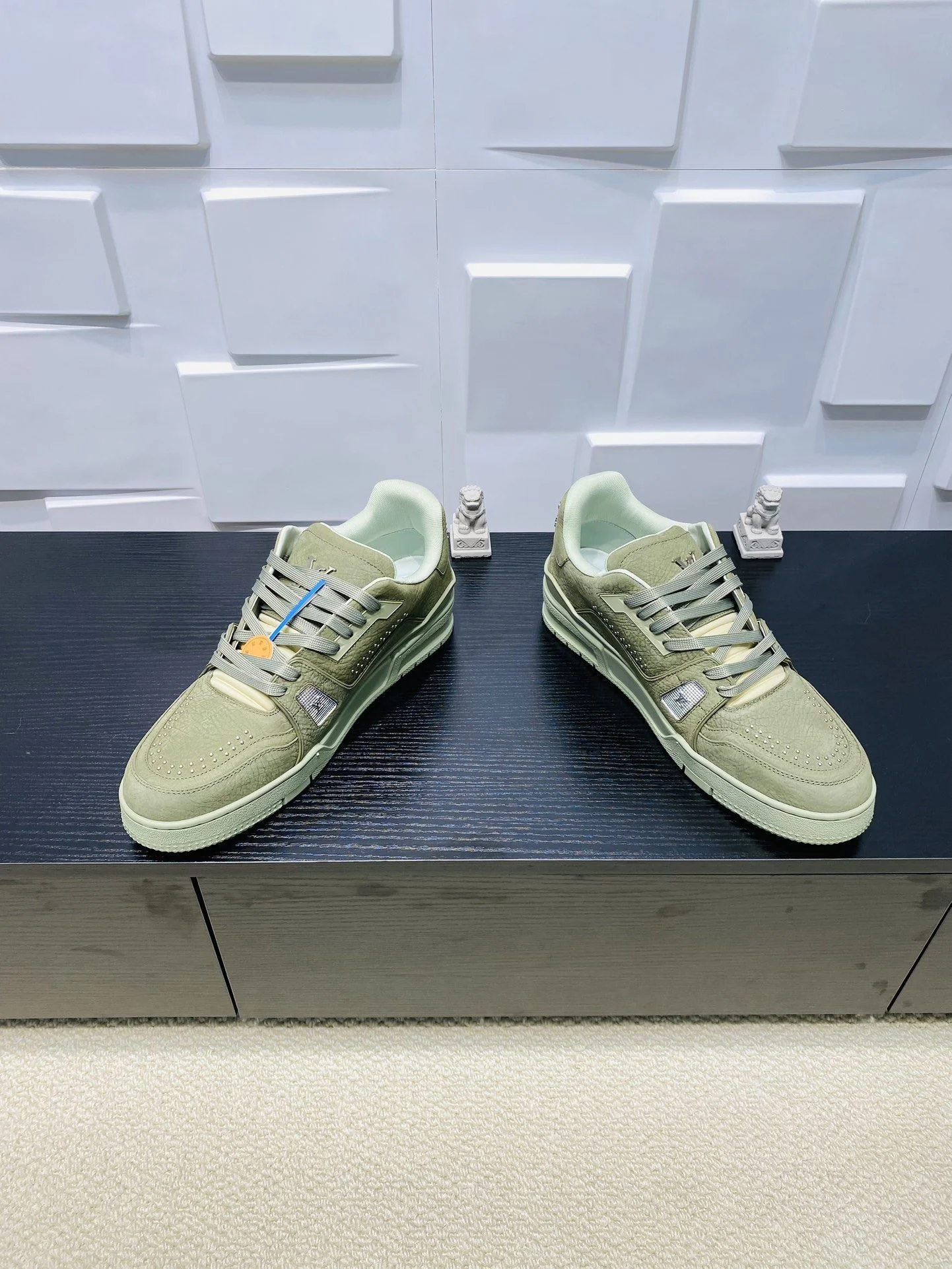 SmoothTexture Louis Vuitton Trainer Sneaker 30996
