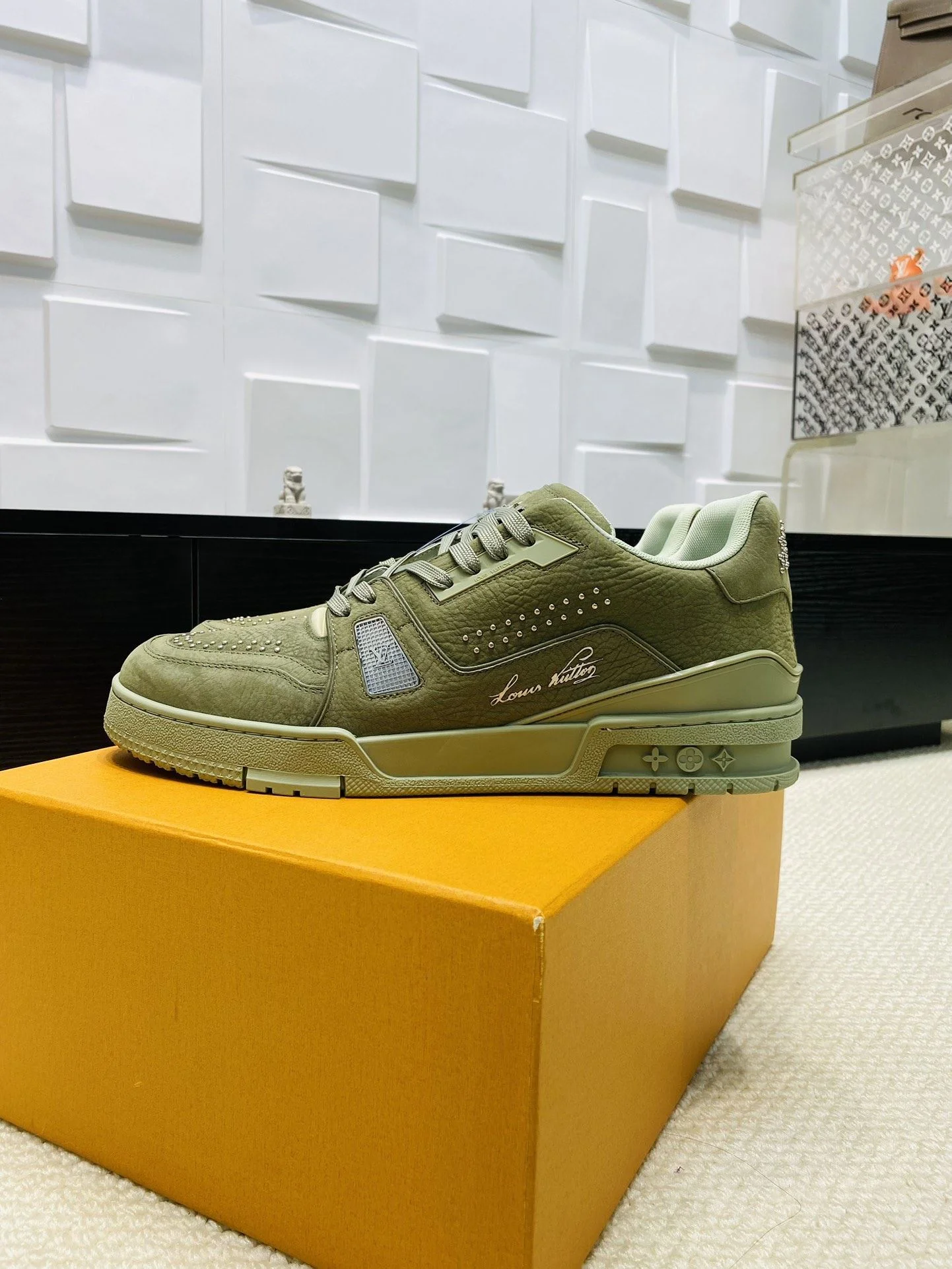 SmoothTexture Louis Vuitton Trainer Sneaker 30996