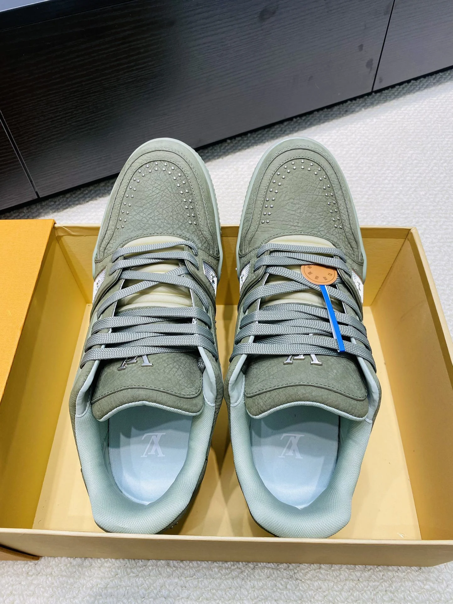SmoothTexture Louis Vuitton Trainer Sneaker 30996
