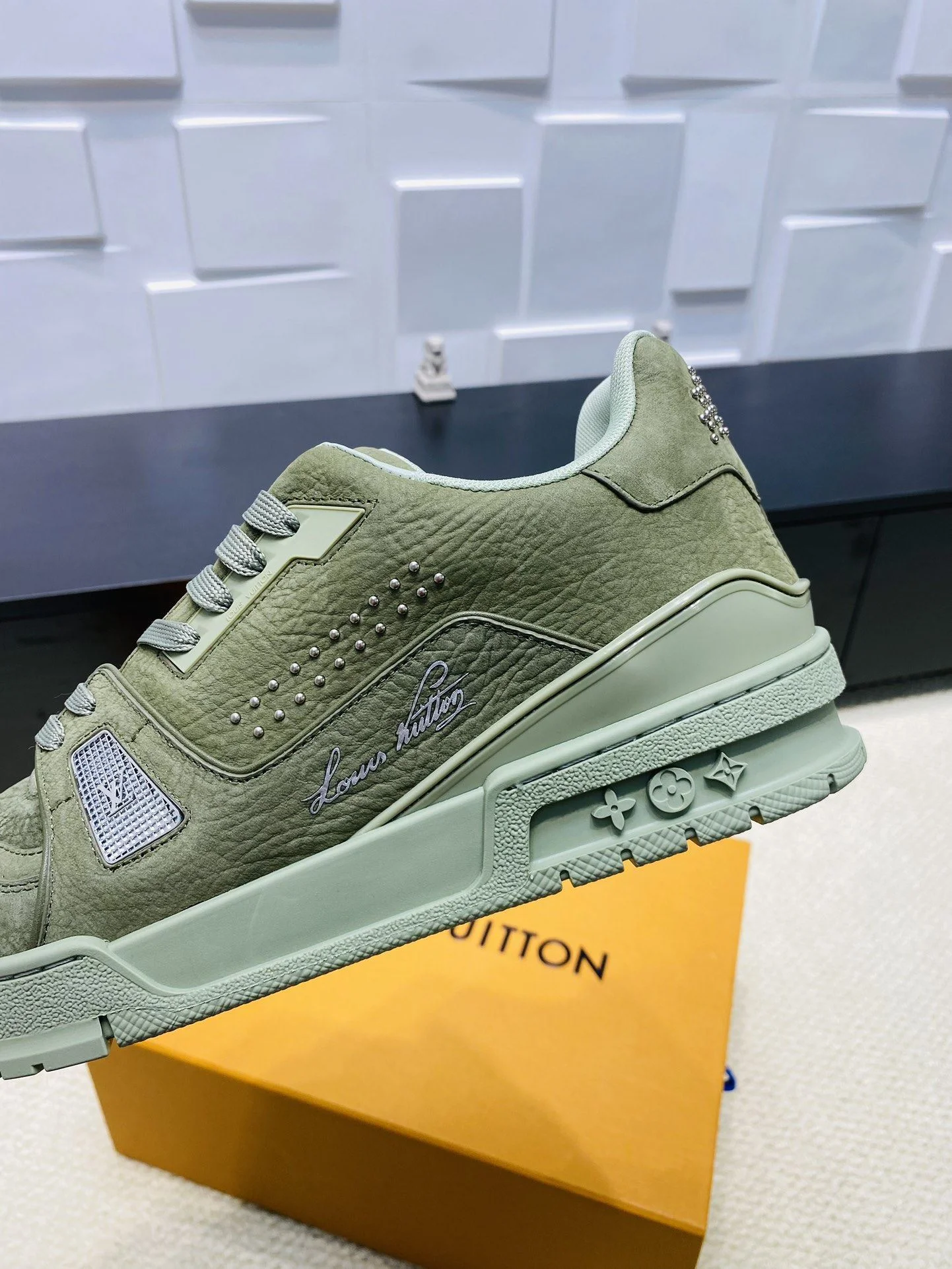 SmoothTexture Louis Vuitton Trainer Sneaker 30996
