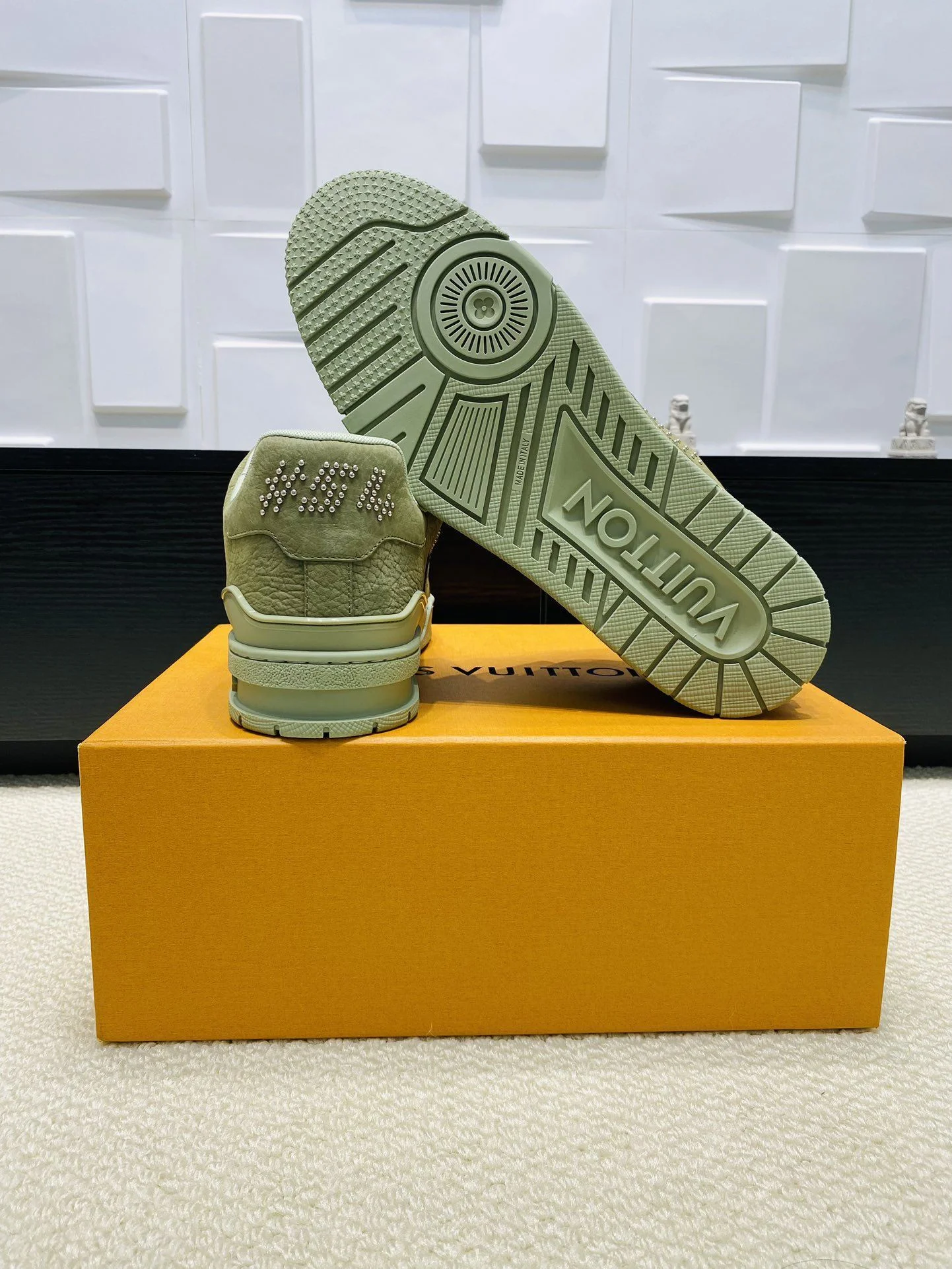 SmoothTexture Louis Vuitton Trainer Sneaker 30996
