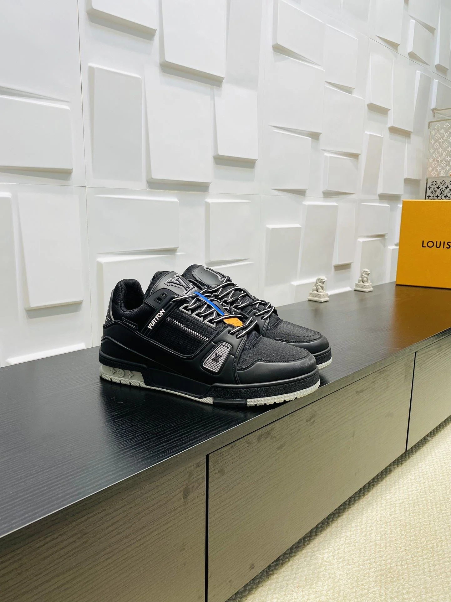Resilient Louis Vuitton Trainer Sneaker 31021