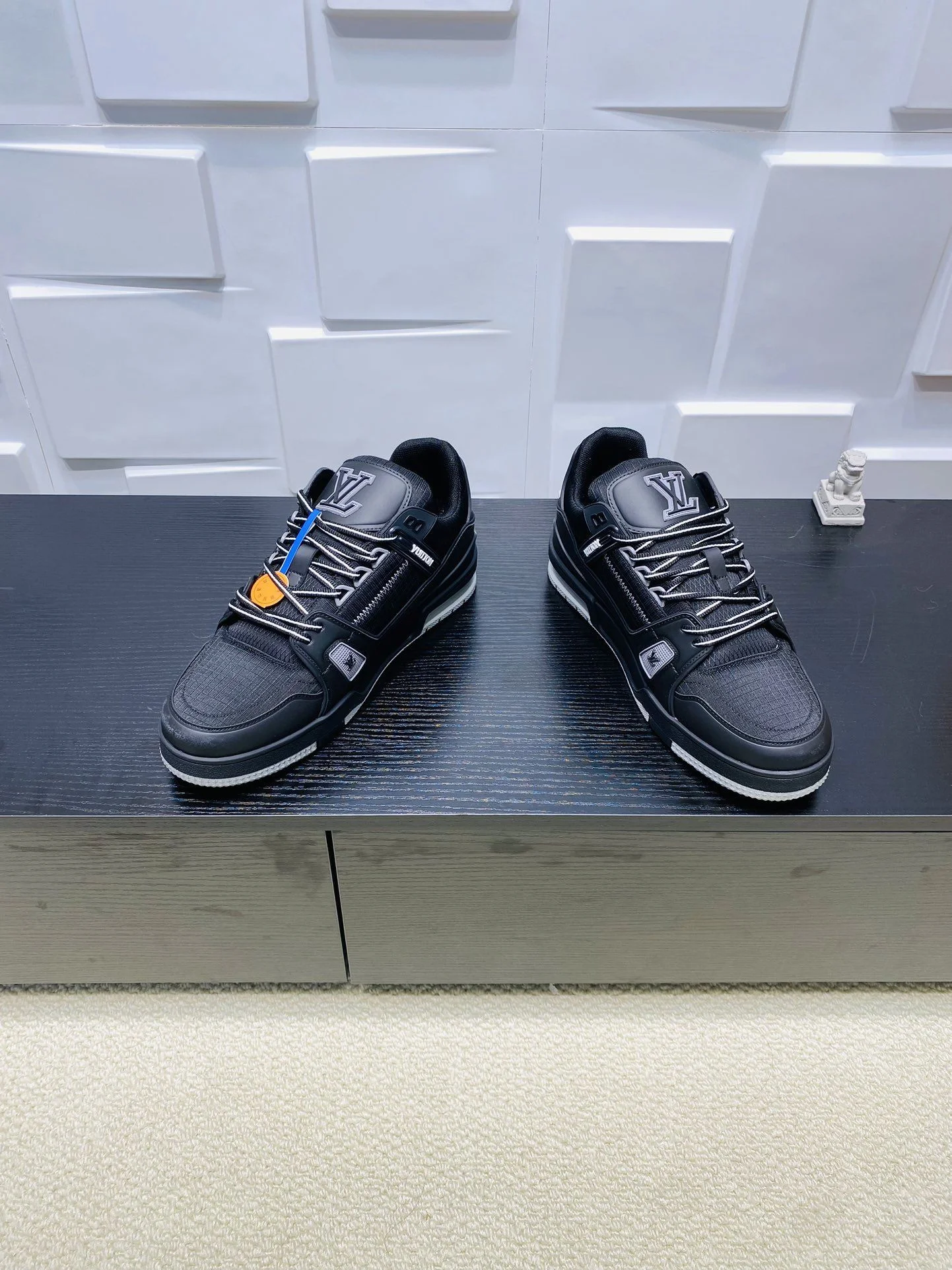Resilient Louis Vuitton Trainer Sneaker 31021