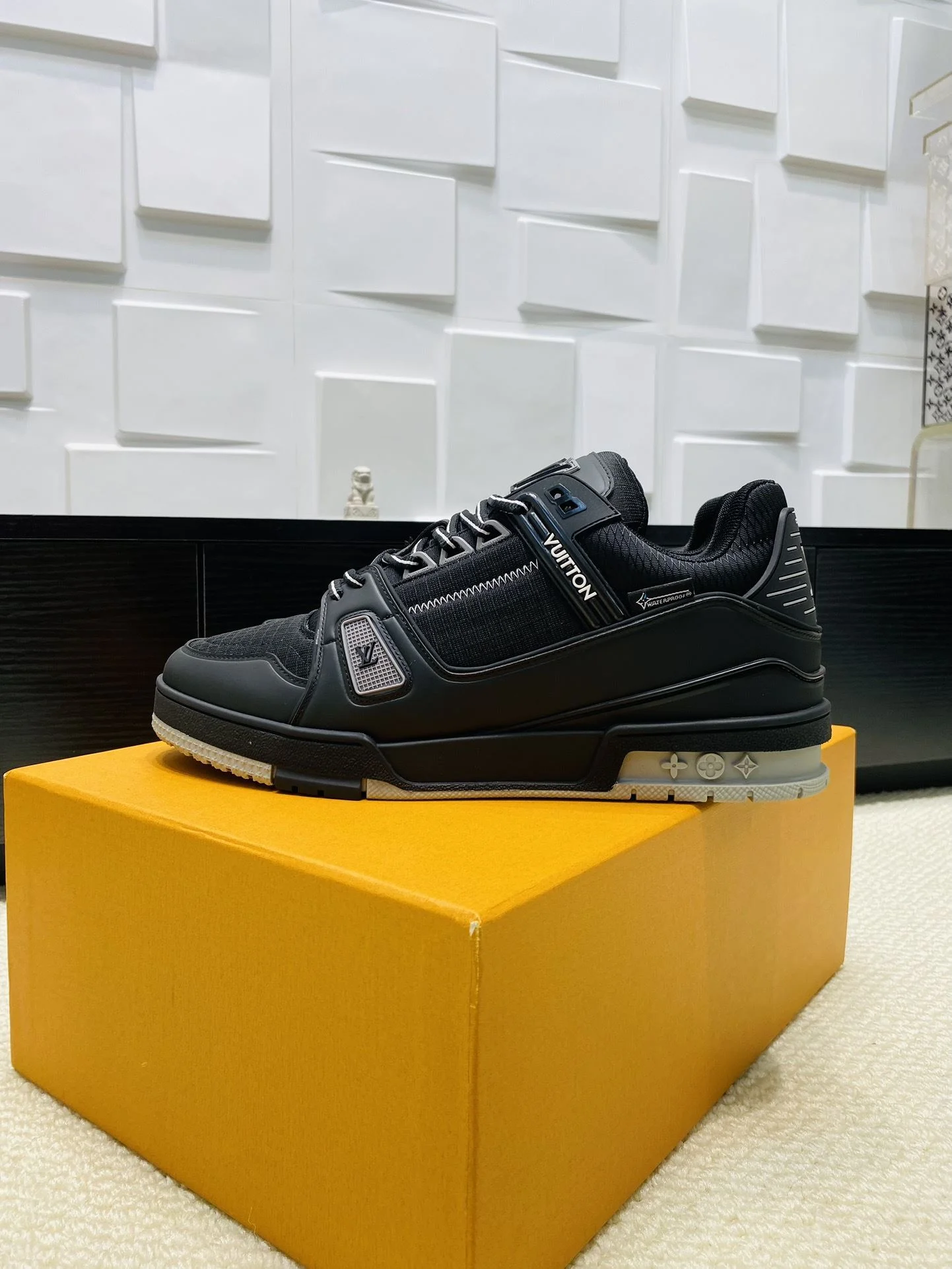 Resilient Louis Vuitton Trainer Sneaker 31021