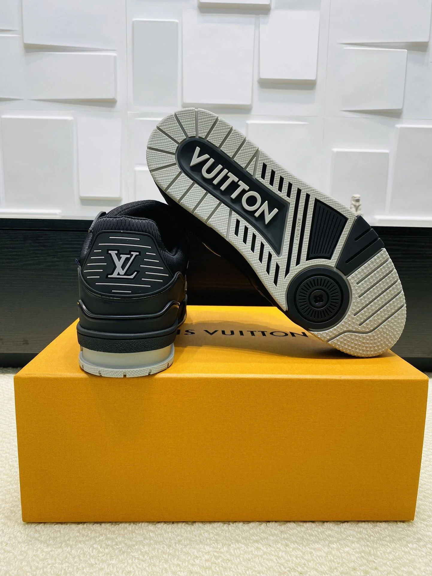 Resilient Louis Vuitton Trainer Sneaker 31021