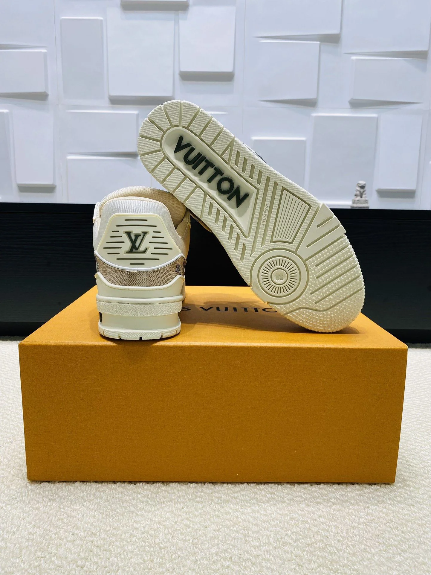 Louis Vuitton Trainer Sneaker FashionForward 31018