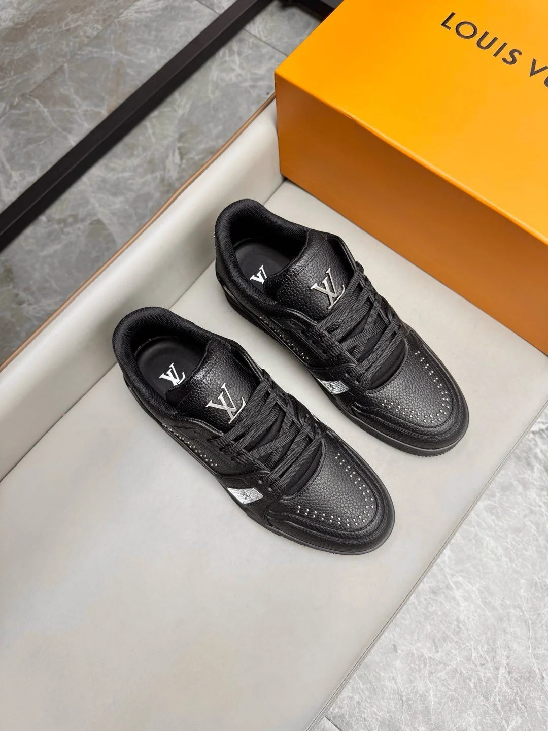 Louis Vuitton Trainer Sneaker Snug 31002