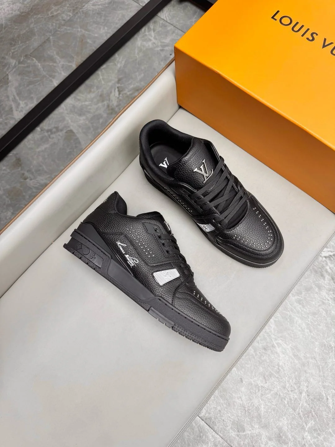 Louis Vuitton Trainer Sneaker Snug 31002