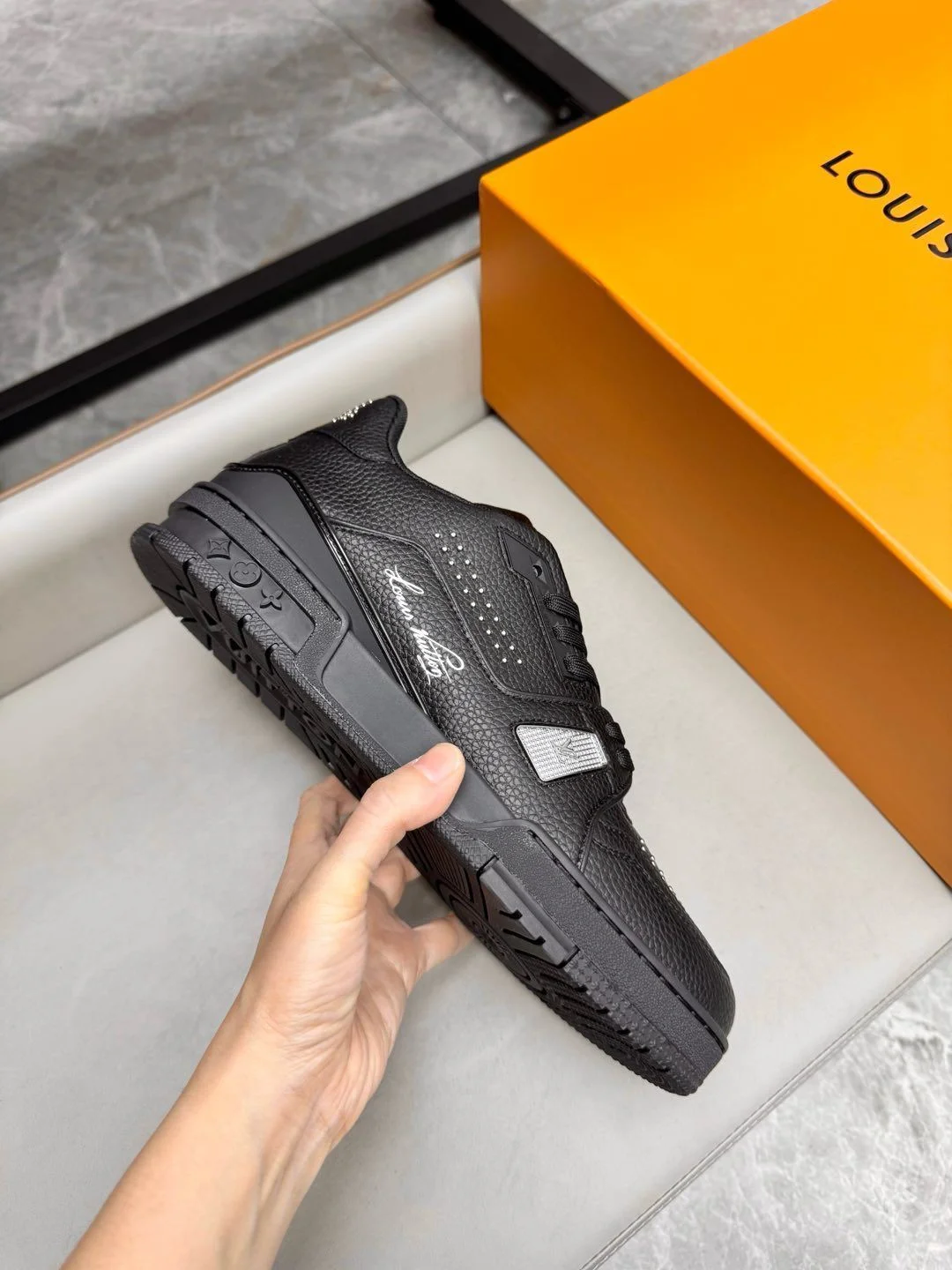 Louis Vuitton Trainer Sneaker Snug 31002
