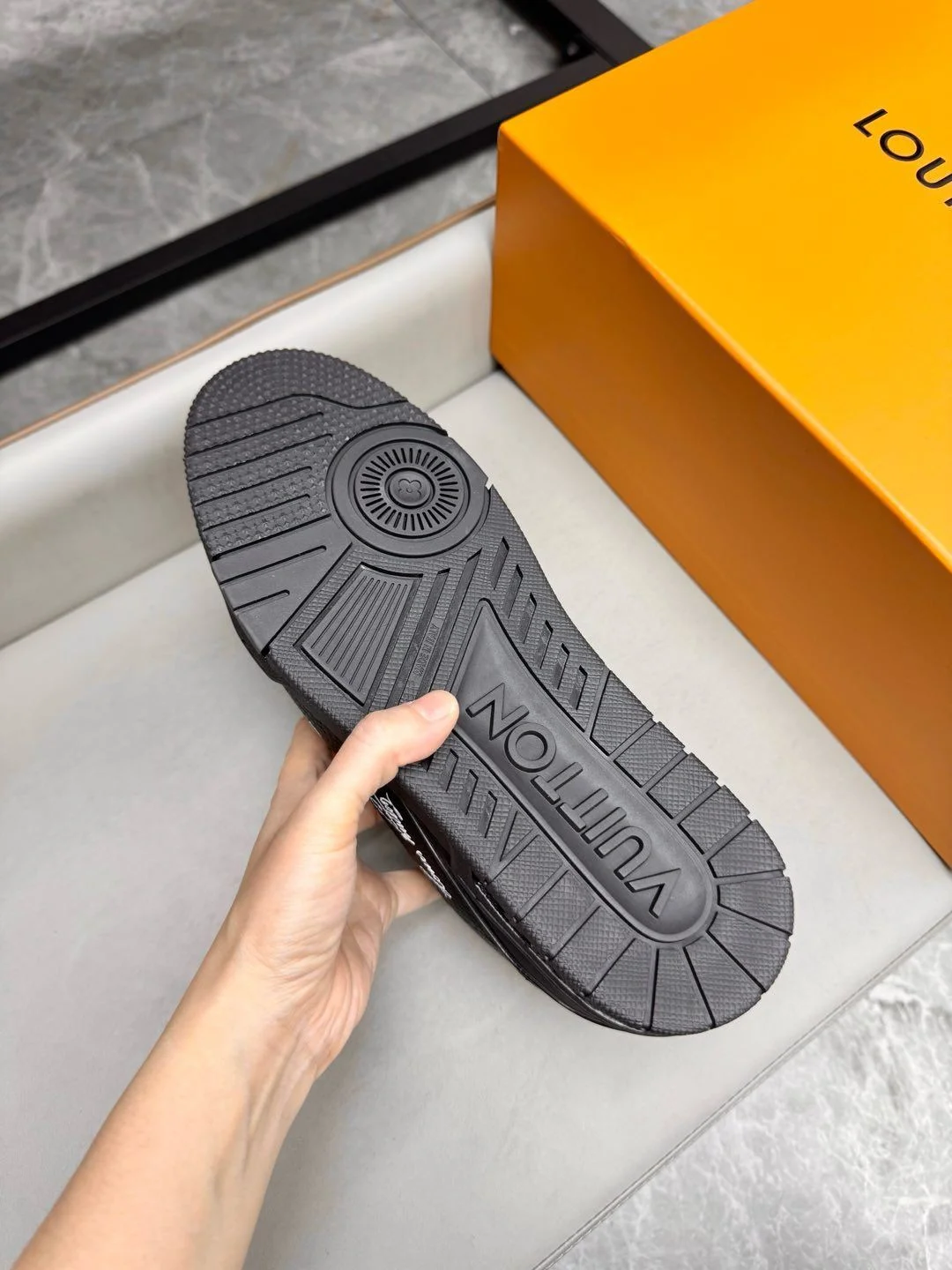 Louis Vuitton Trainer Sneaker Snug 31002