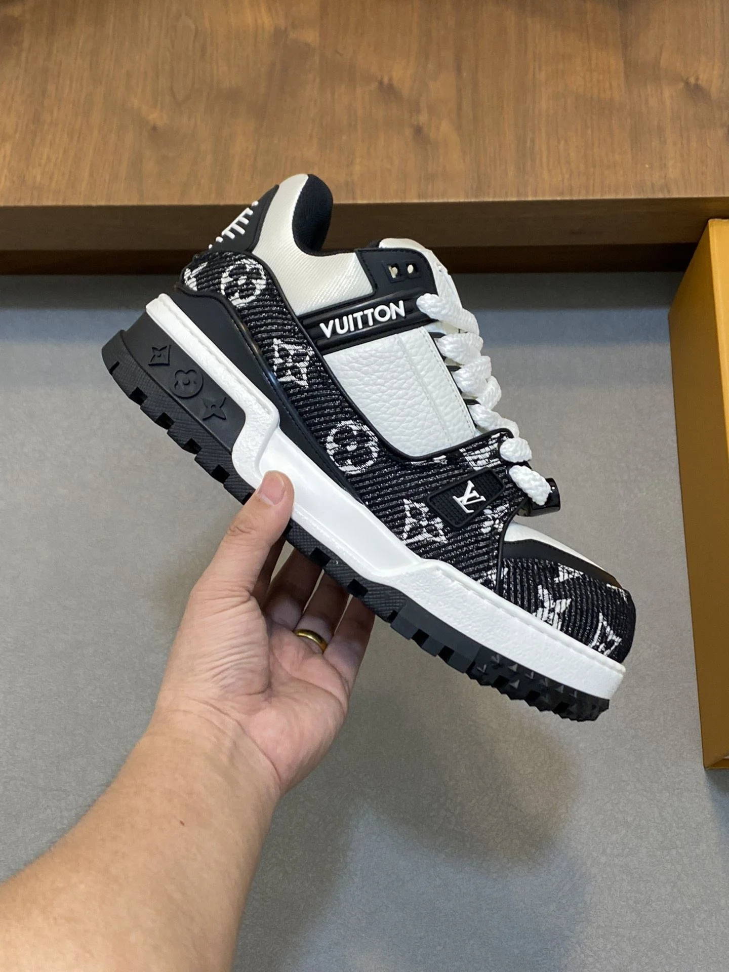 Louis Vuitton Trainer Sneaker Durable 30992