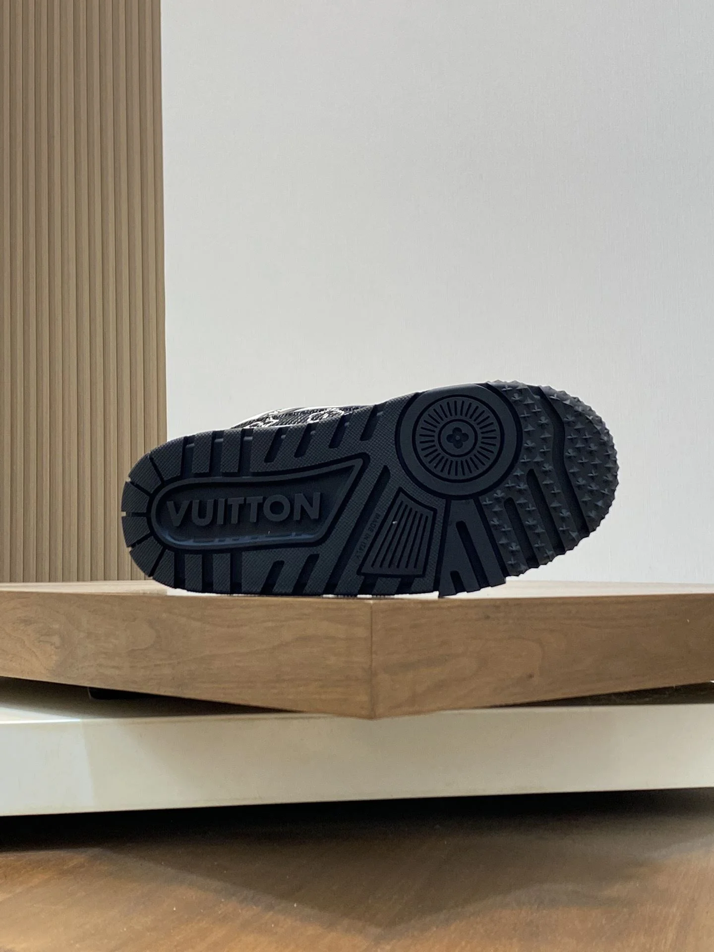 Louis Vuitton Trainer Sneaker Durable 30992