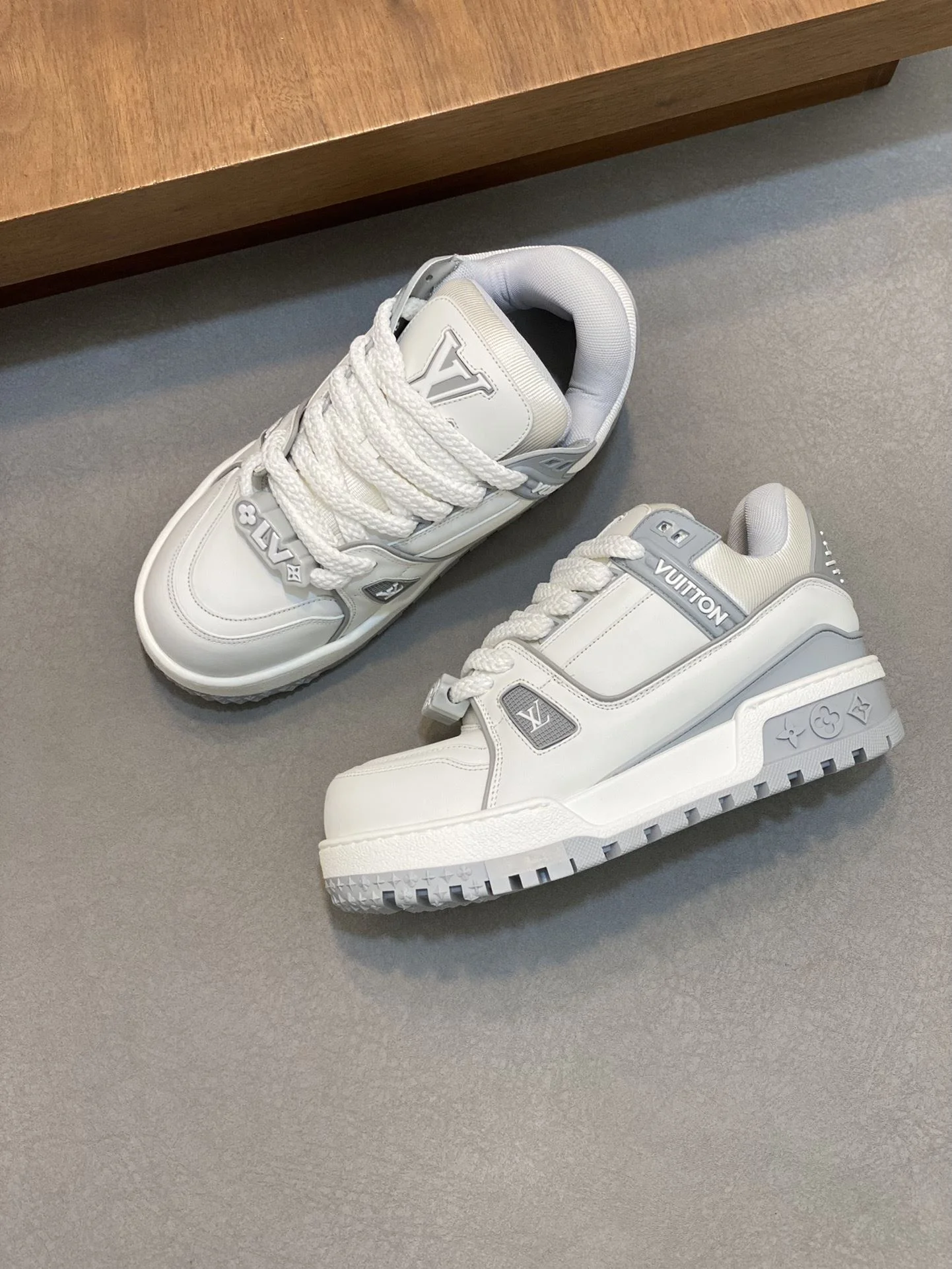 Louis Vuitton Trainer Sneaker Resilient 30990