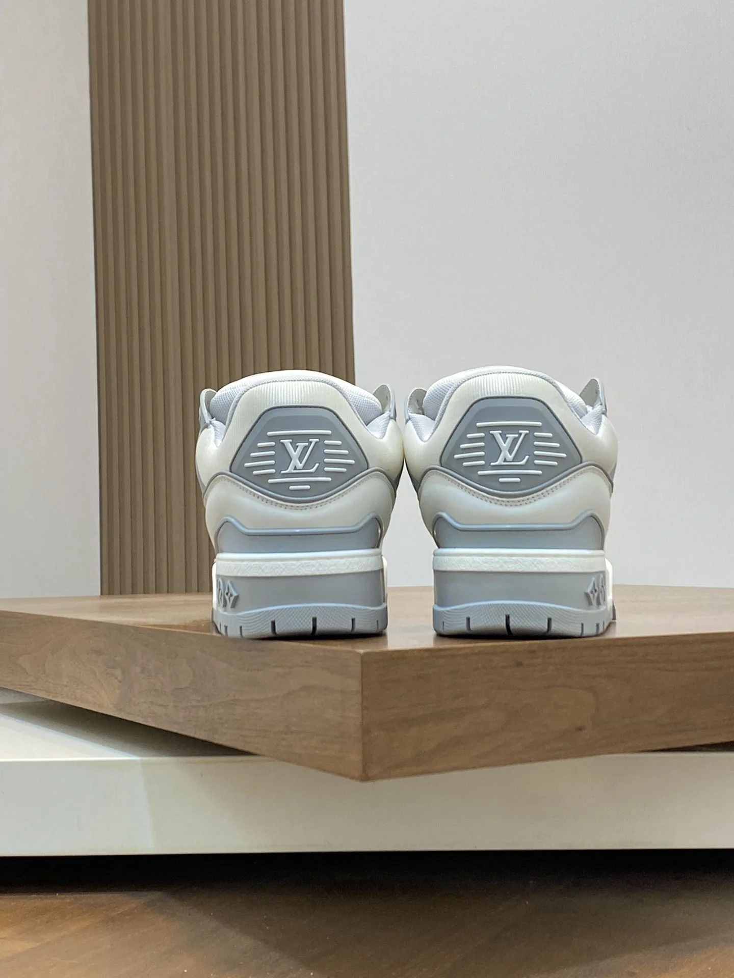 Louis Vuitton Trainer Sneaker Resilient 30990
