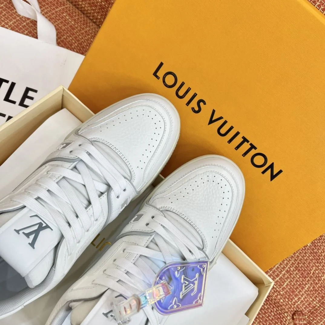 Flexible Louis Vuitton Trainer Sneaker 31008