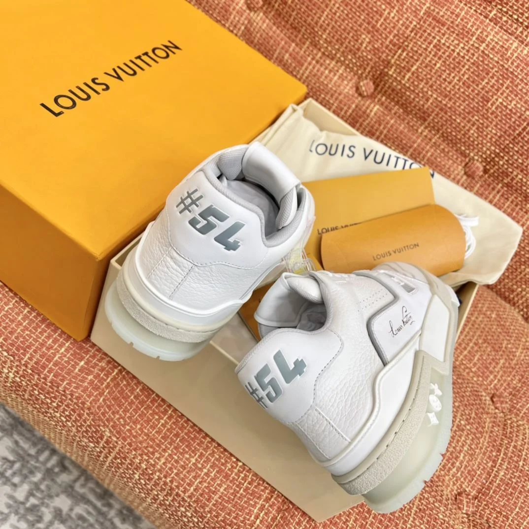 Flexible Louis Vuitton Trainer Sneaker 31008