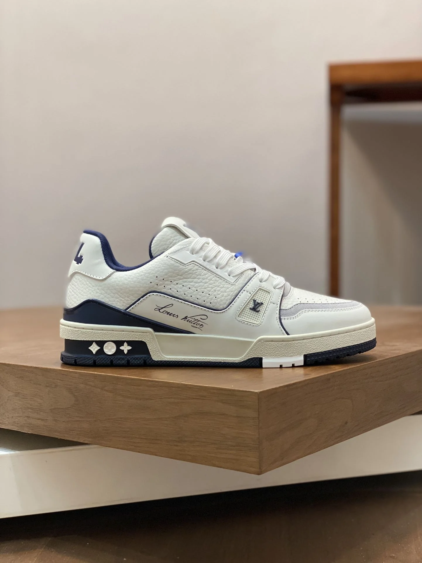 WellDesigned Louis Vuitton Trainer Sneaker 30962