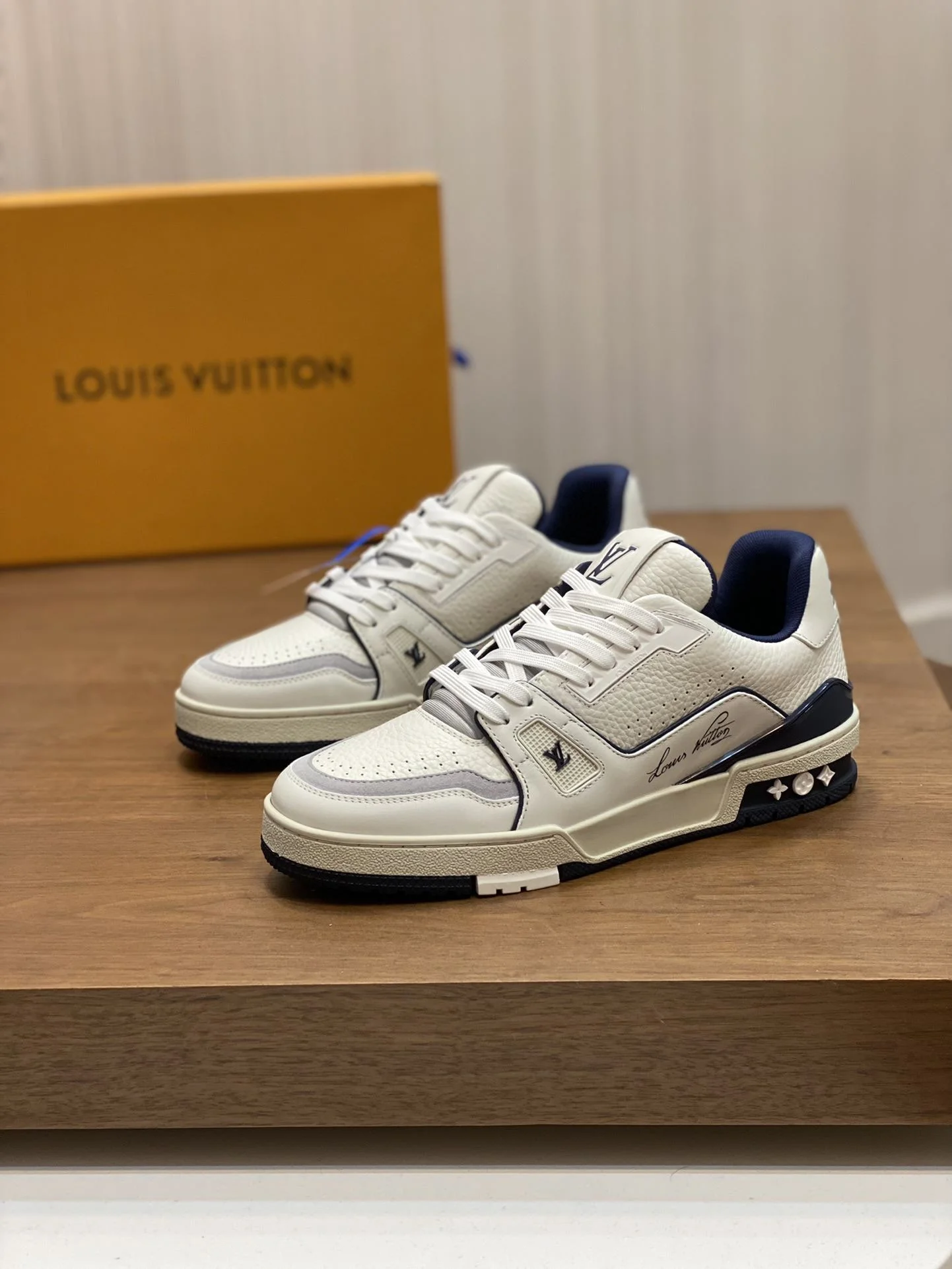 WellDesigned Louis Vuitton Trainer Sneaker 30962