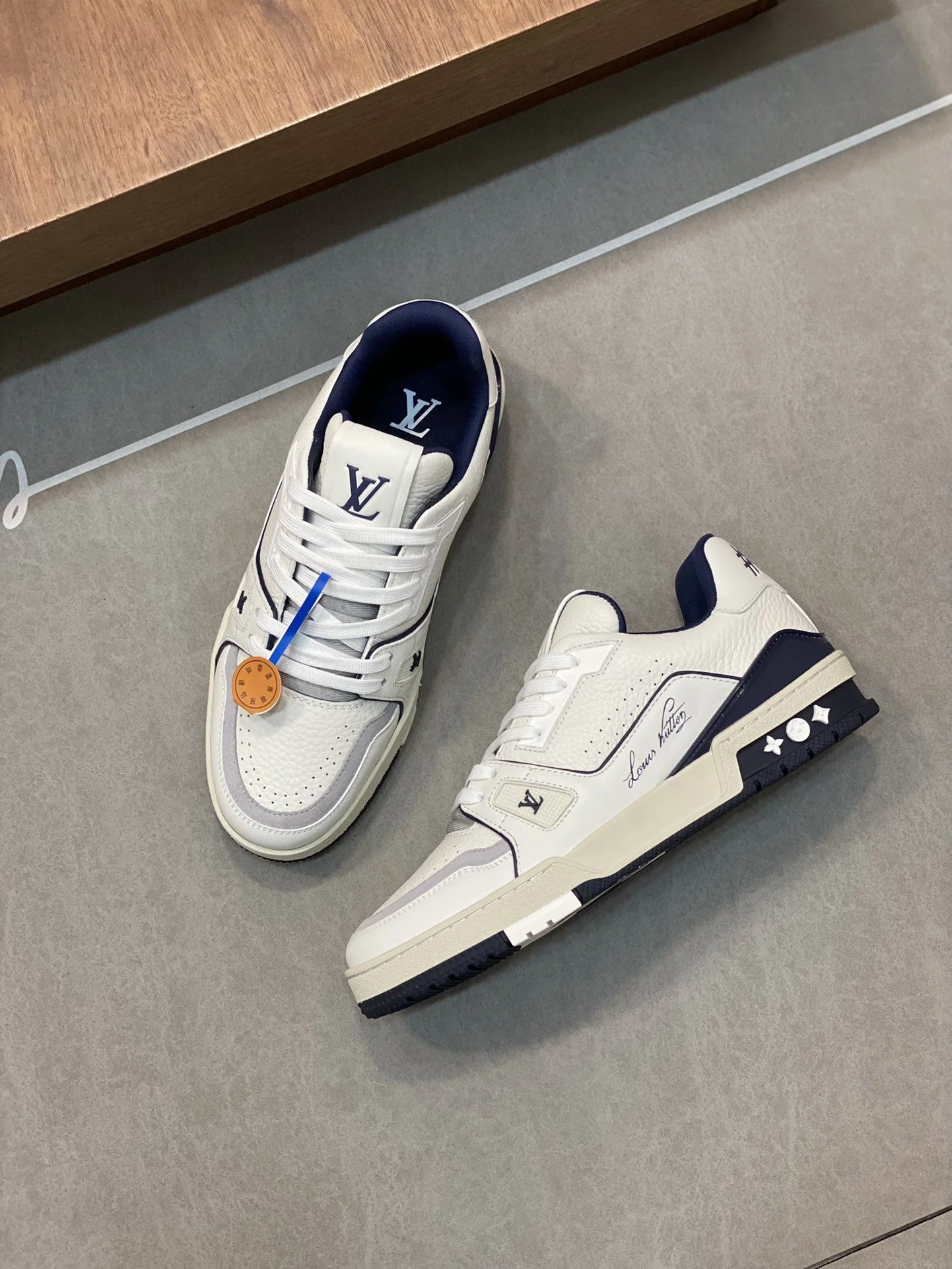 WellDesigned Louis Vuitton Trainer Sneaker 30962