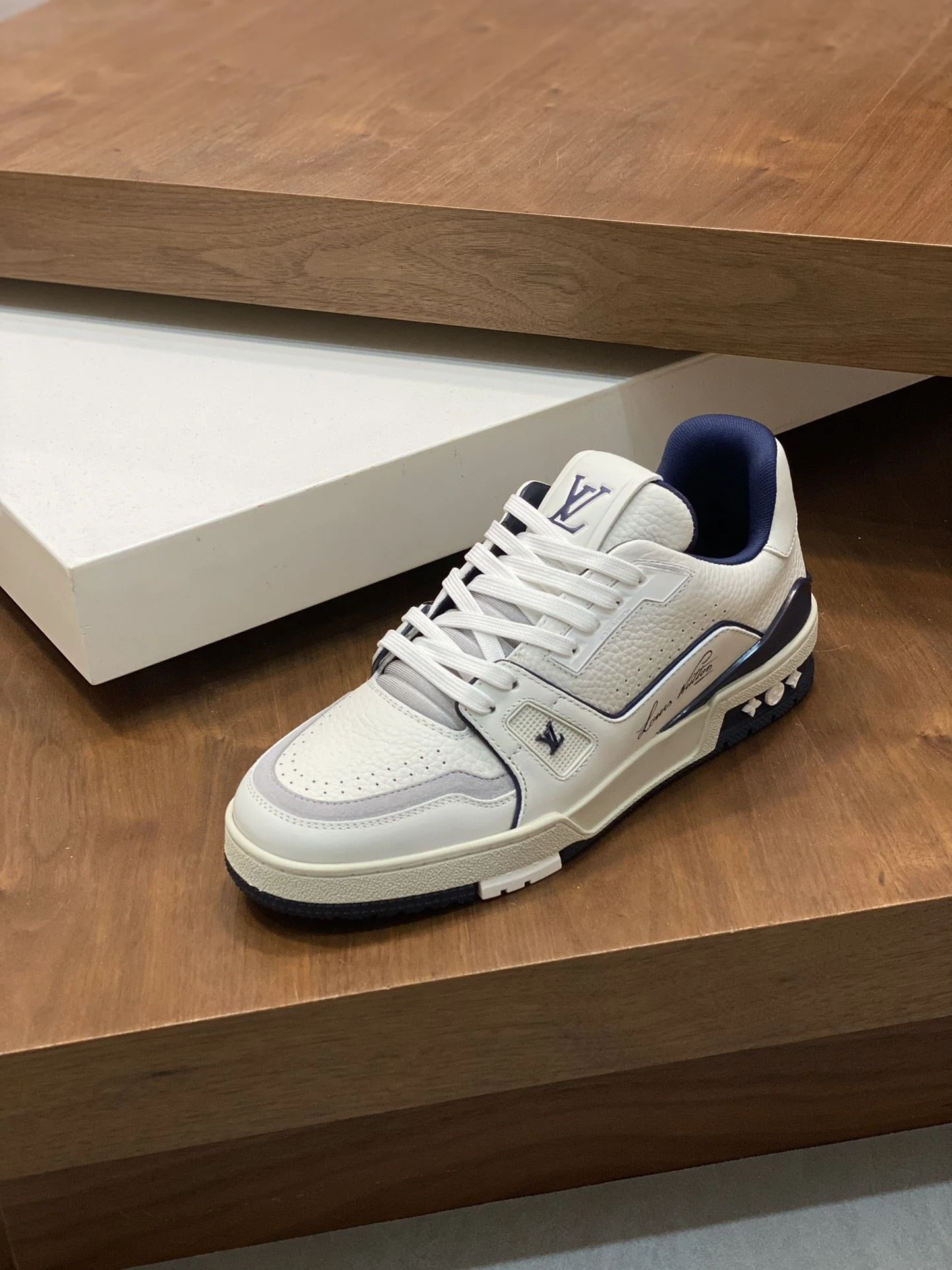 WellDesigned Louis Vuitton Trainer Sneaker 30962