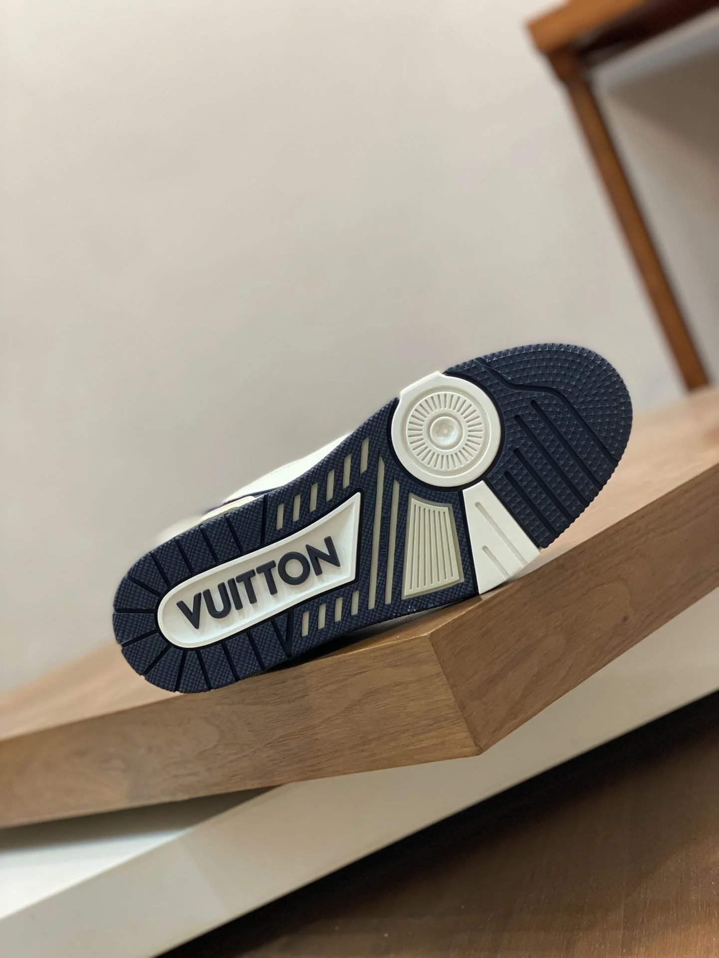 WellDesigned Louis Vuitton Trainer Sneaker 30962