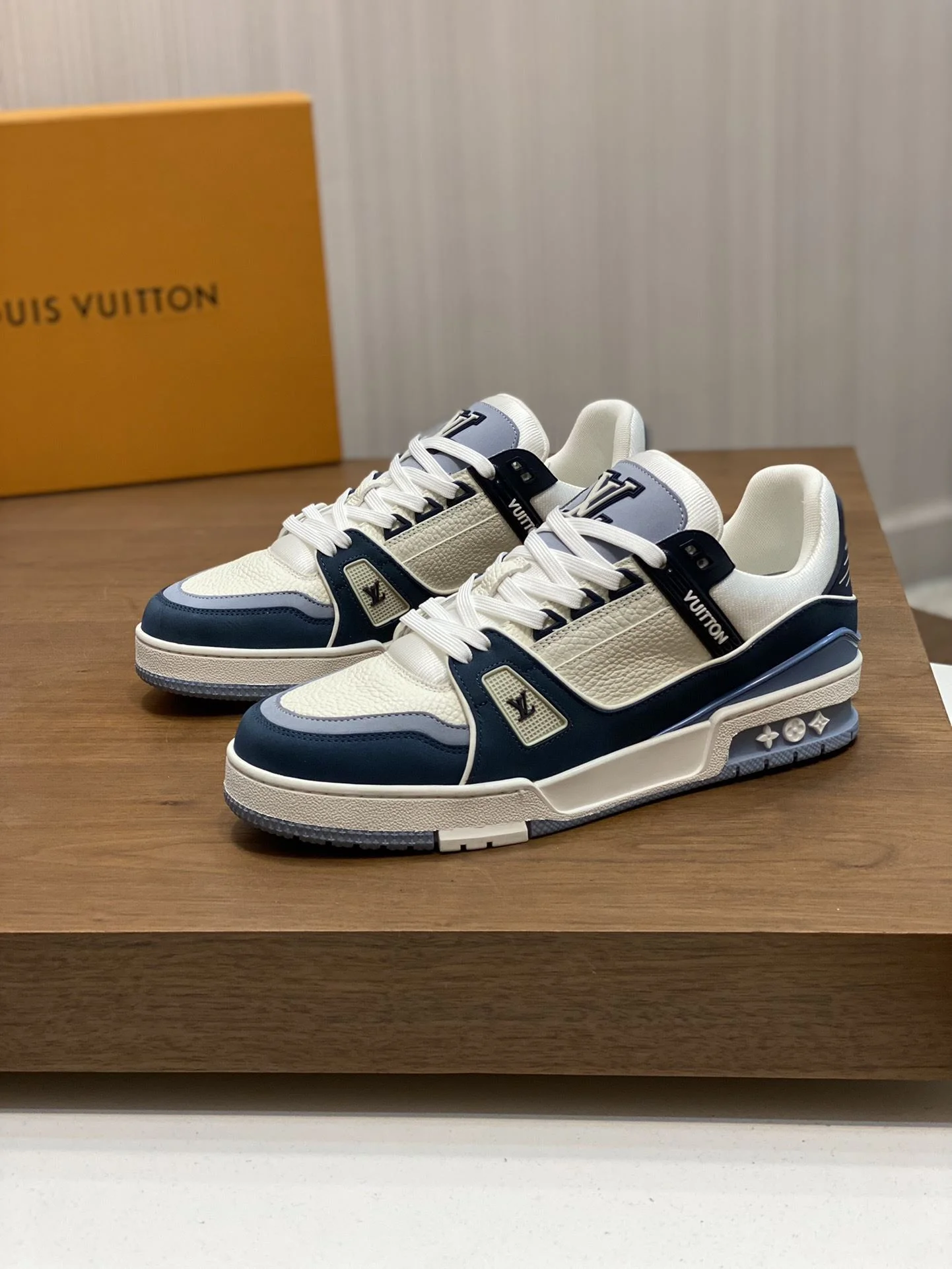 Louis Vuitton Trainer Sneaker Durable 30968