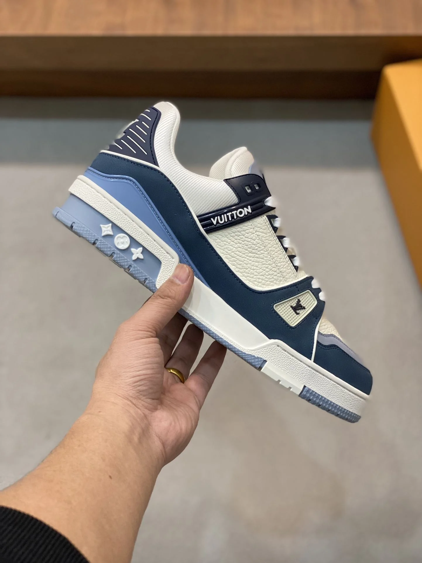 Louis Vuitton Trainer Sneaker Durable 30968