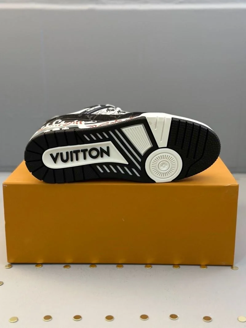 Flexible Louis Vuitton Trainer Sneaker 30978