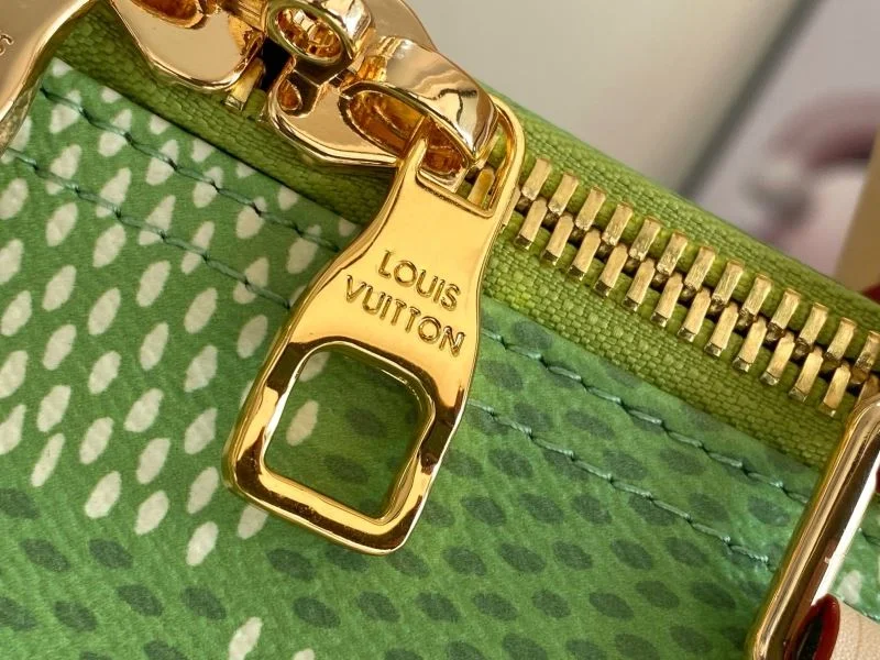 Sleek Louis Vuitton Travel Bags 42222