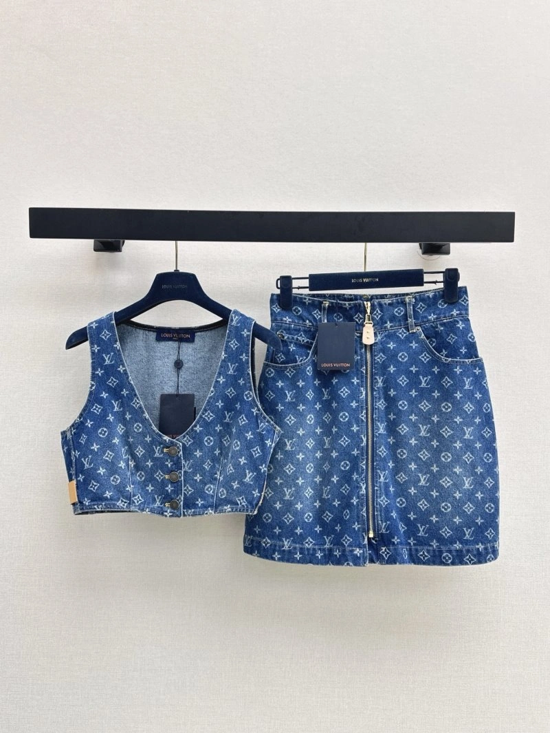 Minimalist Louis Vuitton Vest 130377