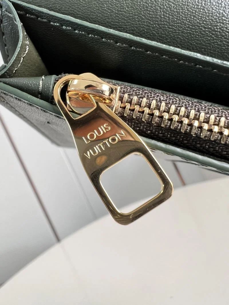 Snug Louis Vuitton Wallets Purse 40891