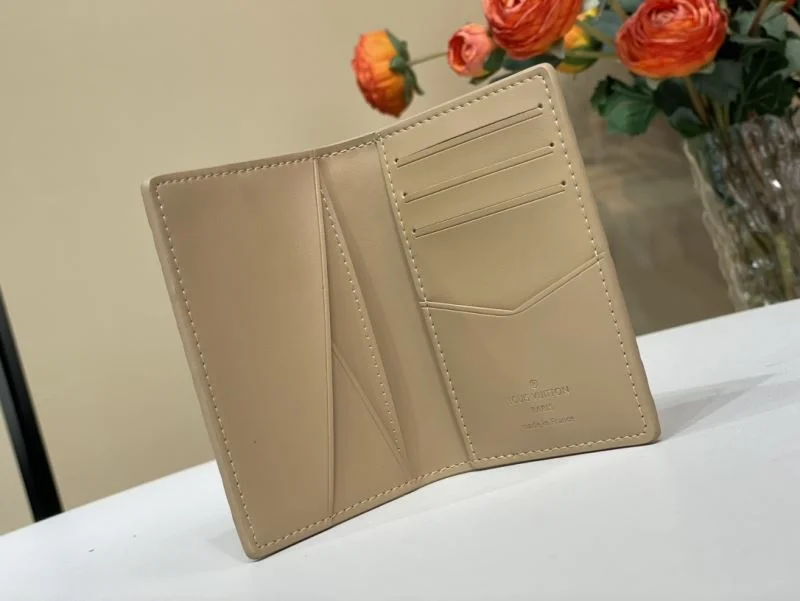 Snug Louis Vuitton Wallets Purse 40204