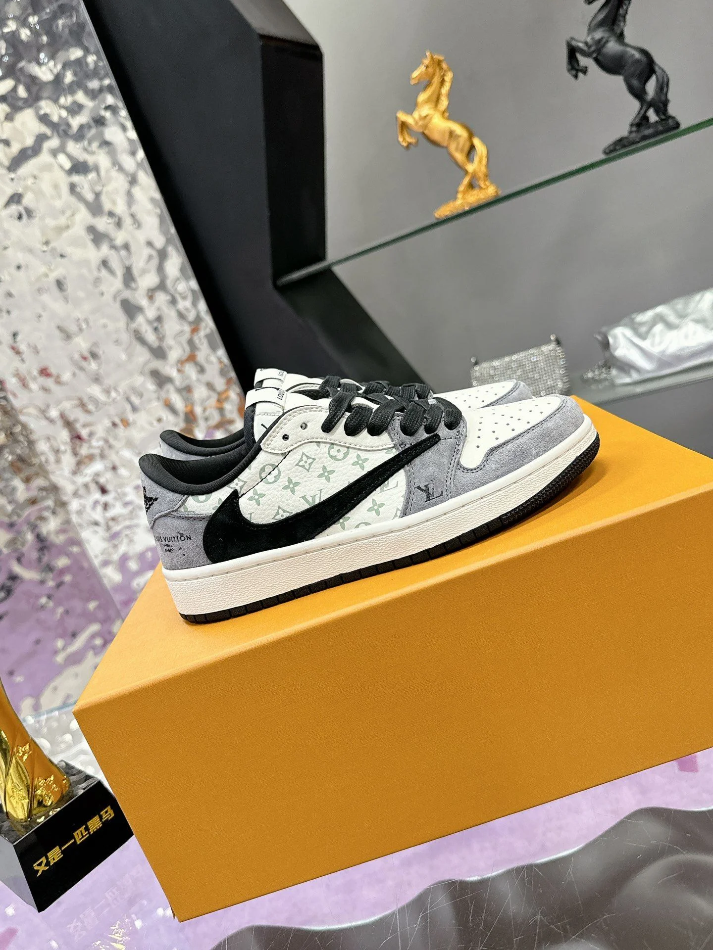 Louis Vuitton x Nike Shoes Versatile 31383