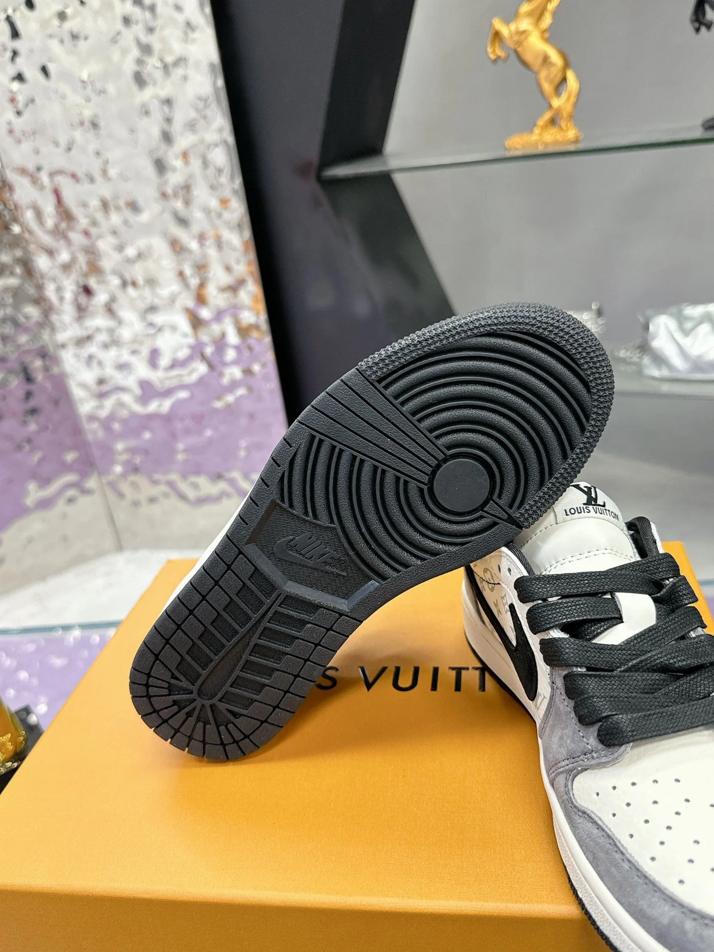 Louis Vuitton x Nike Shoes Versatile 31383