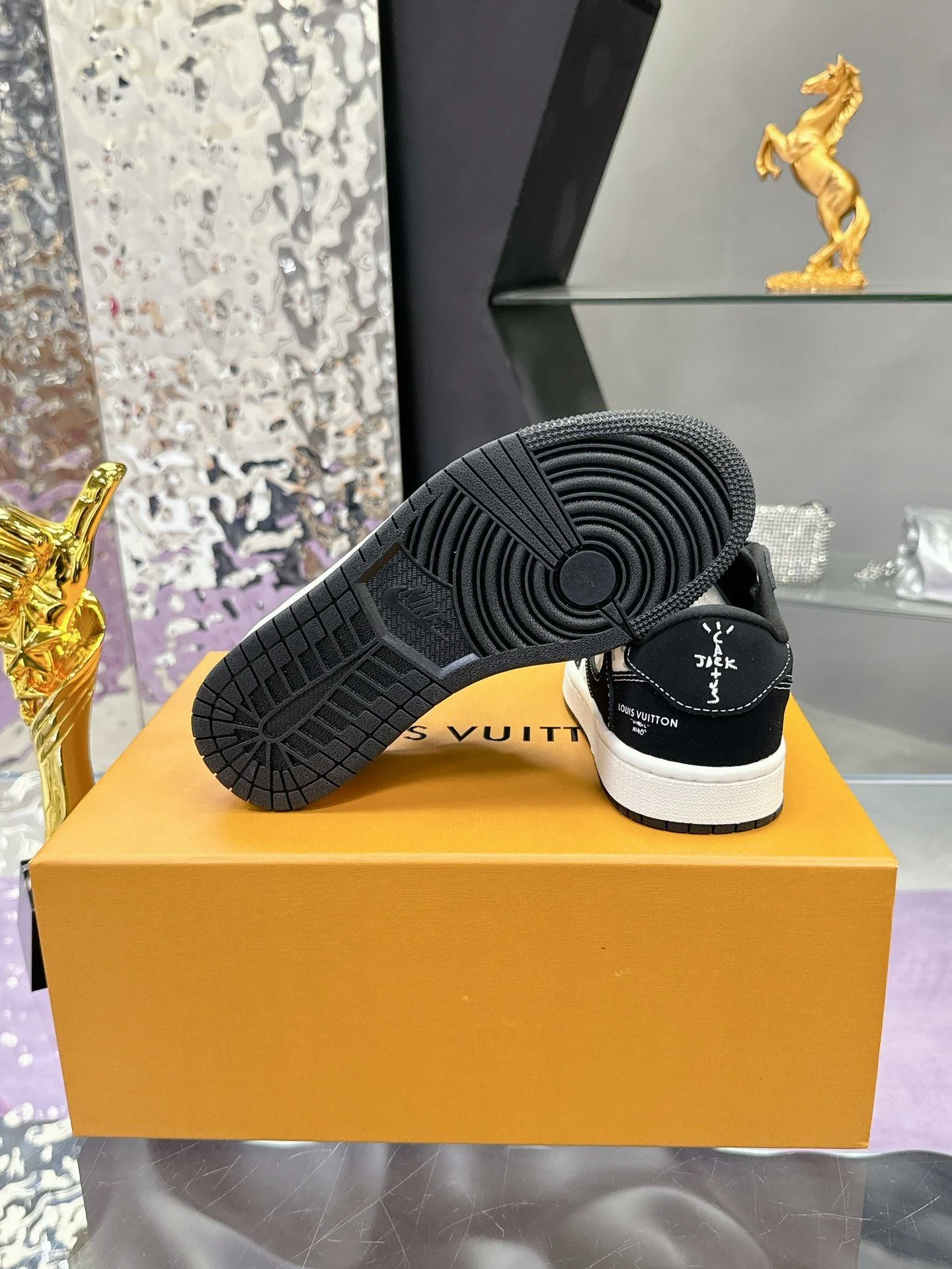 Breathable Louis Vuitton x Nike Shoes 31360