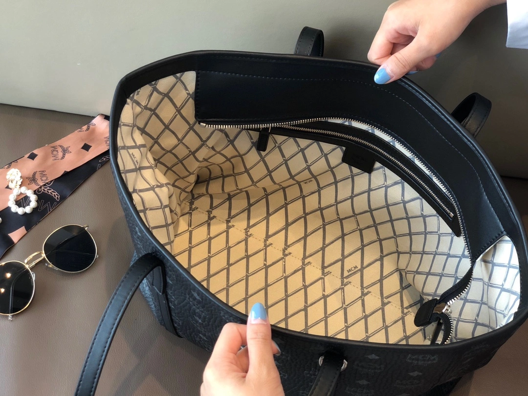 MCM Shopping Bags UrbanChic 90490