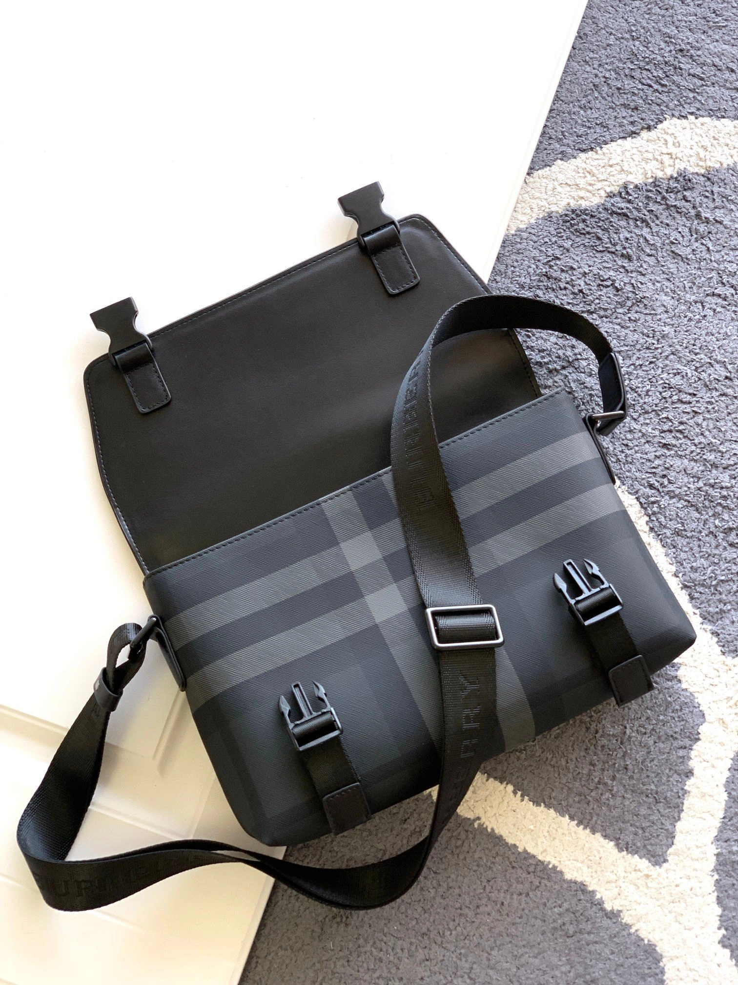 WellDesigned Mens Burberry Satchel Bags 92232