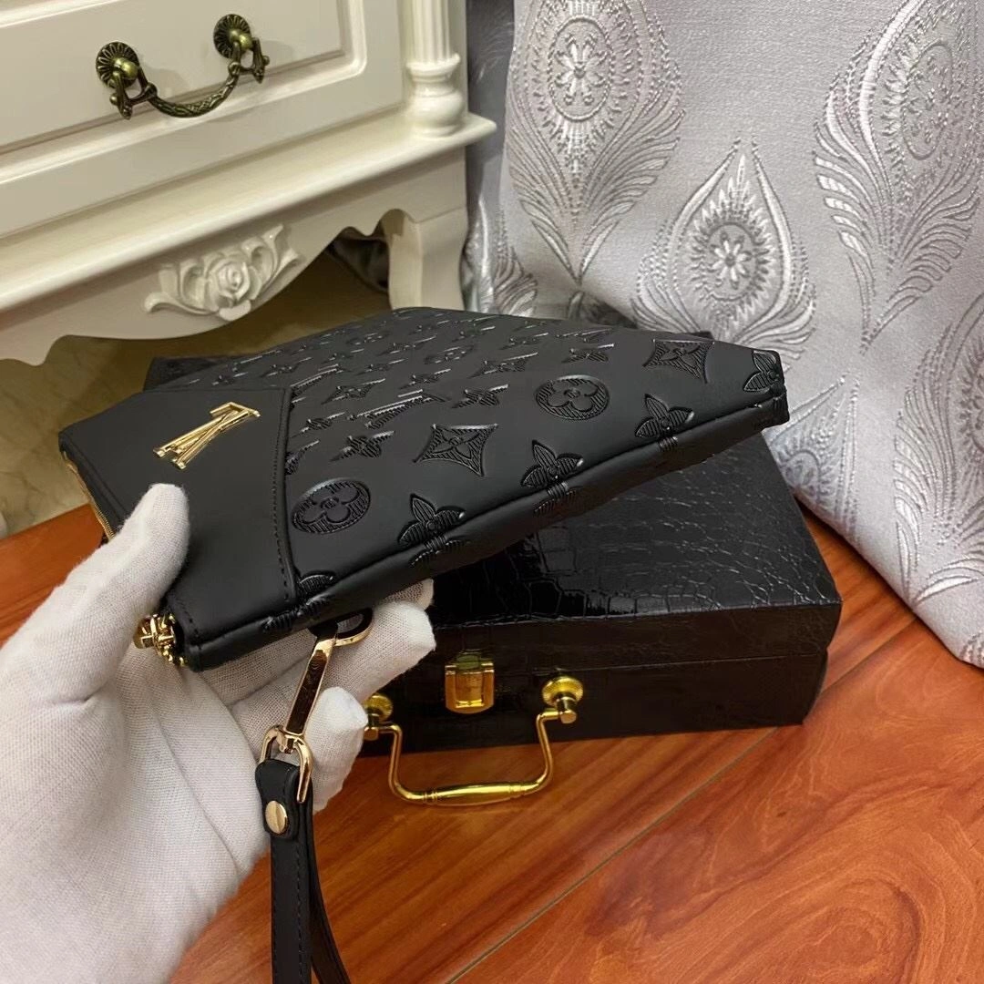 UrbanChic Mens Louis Vuitton Clutch Bags 92775